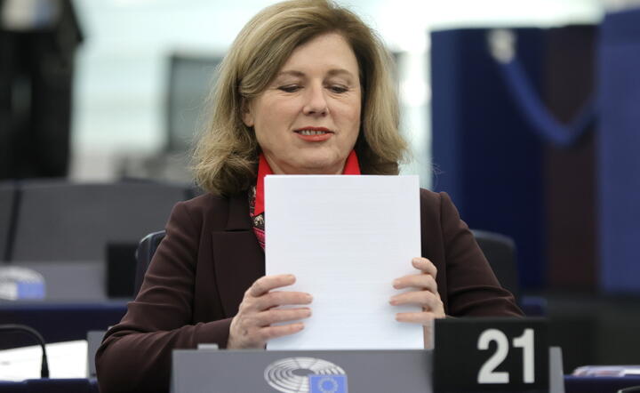 Wiceprzewodnicząca Komisji Europejskiej ds. wartości i przejrzystości Vera Jourova przed debatą na temat „Pakietu obrony demokracji” w Parlamencie Europejskim w Strasburgu / autor: EPA/PAP