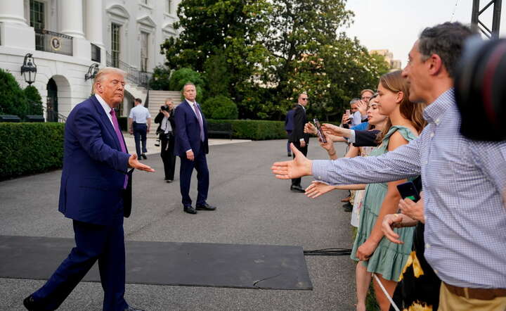 Prezydent Donald Trump pozdrawia uczestników Pikniku Kongresowego w ogrodach Białego Domu, 12 czerwca 2025 / autor: PAP/ EPA/ALEXANDER DRAGO