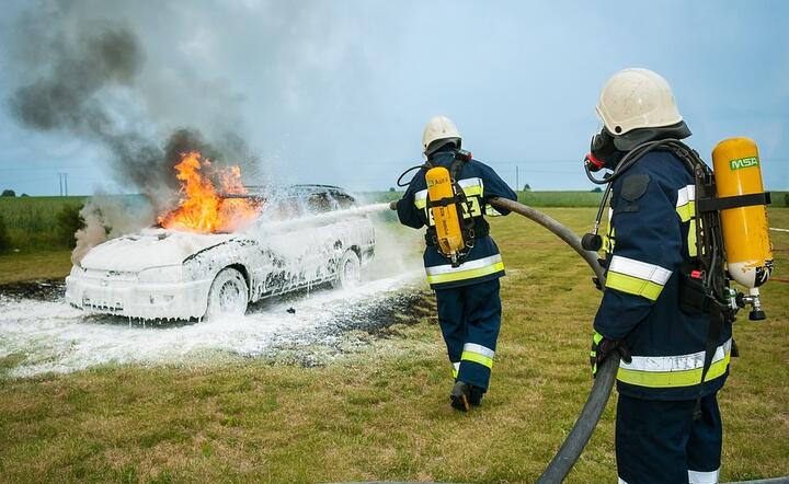 Ćwiczenia straży w gaszeniu auta konwencjonalnego / autor: Pixabay