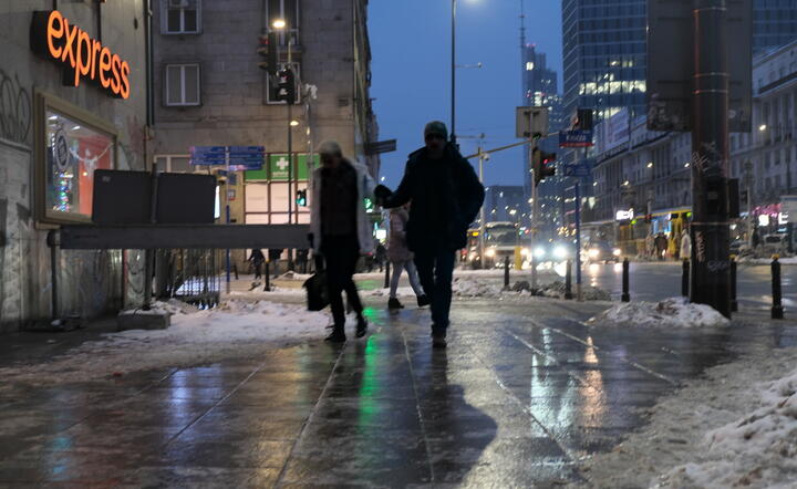Oblodzone chodniki w centrum Warszawy, 20 bm. / autor: PAP/Kalbar
