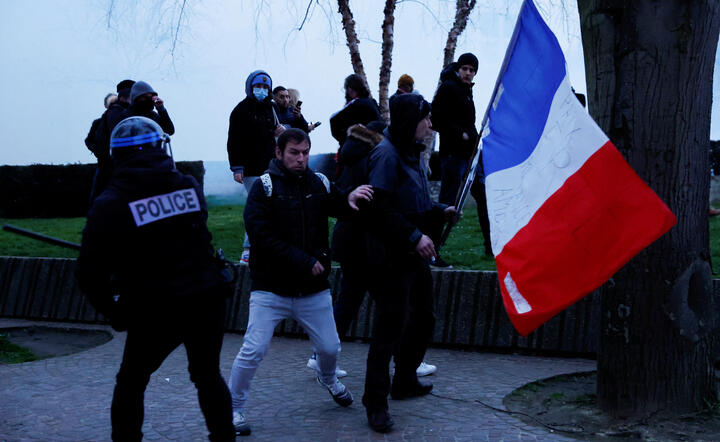 Francja: Kolejny dzień protestów. Blokada elektrowni i rafinerii