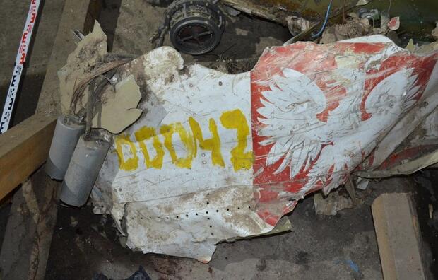 Fragment samolotu TU-154M nr 101, którego szczątki wciąż znajdują się na lotnisku w Smoleńsku. Zdjęcie wykonane przez Rosjan w czasie wizyty polskich prokuratorów we wrześniu 2018 r. / autor: arch.