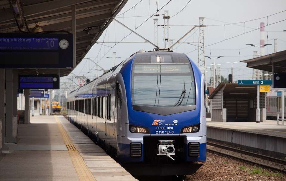 Na zdjęciu ilustracyjnym pociąg Intercity. Śmiertelny wypadek na przejeździe kolejowym - pociąg Intercity uderzył w samochód osobowy / autor: Fratria