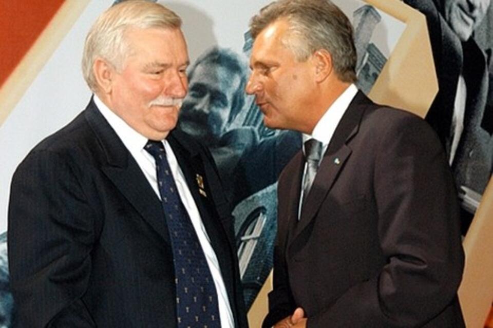 Lech Wałęsa i Aleksander Kwaśniewski na obchodach 25-lecia "Solidarności", fot. Wikipedia.pl
