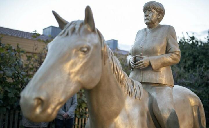 pomnik kanclerz Angeli Merkel w Etsdorf / autor: Alex Taylor/Twitter