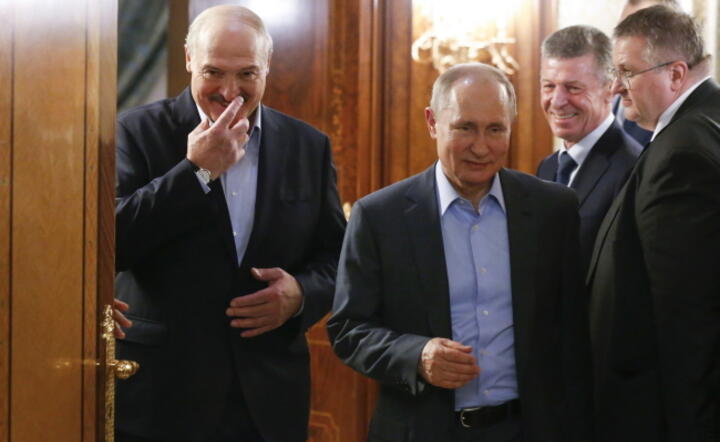 Prezydent Białorusi Alaksandr Łukaszenko i prezydent Rosji Władimir Putin w trakcie piątkowych rozmów w Soczi / autor: PAP/ EPA/ALEXANDER ZEMLIANICHENKO