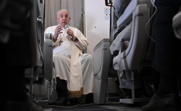 Franciszek poinformował o swojej inicjatywie na pokładzie papieskiego samolotu lecącego do Rzymu / autor: PAP/EPA/TIZIANA FABI
