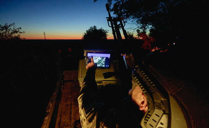 Ukraiński patrol antydronowy na froncie w okolicach Charkowa / autor: PAP/EPA/SERGEY KOZLOV