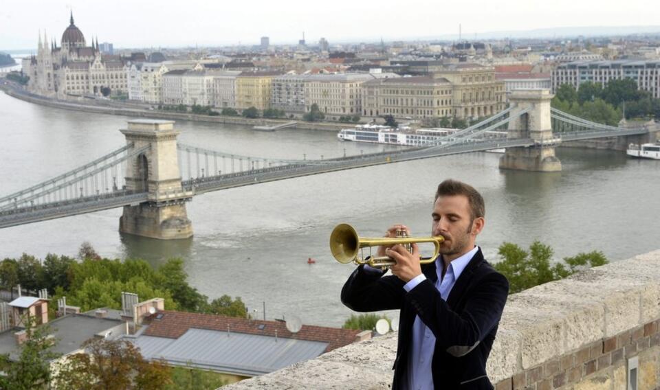 W hołdzie poległym przed wiekiem węgierski trębacz Aaron Koos-Hutas gra "Ciszę" na tarasie Zamku Królewskiego na tle panoramy Budapesztu w setną rocznicę wybuchu I Wojny Światowej. Fot. PAP / EPA