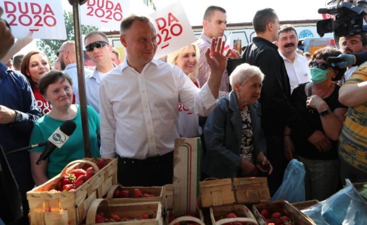 Prezydent Andrzej Duda na targowisku w Koninie