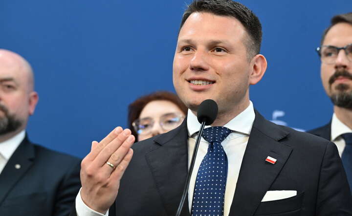 Poseł Konfederacji Sławomir Mentzen (C) podczas konferencji prasowej w Sejmie w Warszawie / autor: PAP/Radek Pietruszka