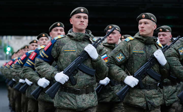 Pododdział rosyjski w trakcie przygotowań do defilady 9 maja w Moskwie / autor: PAP/EPA/YURI KOCHETKOV