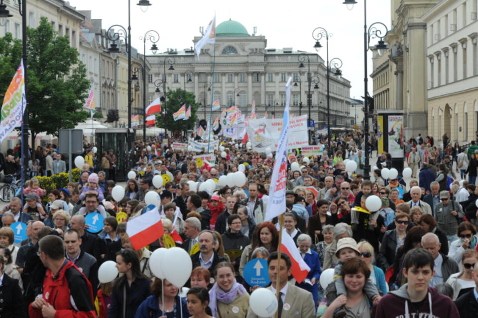 Warszawa. Marsz dla Życia i Rodziny 2013 (fot. PAP/G. Jakubowski)