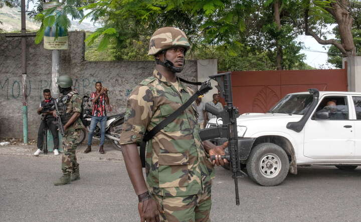 Siły bezpieczeństwa na ulicy Port-au-Prince, stolicy Haiti / autor: PAP/EPA/Johnson Sabin