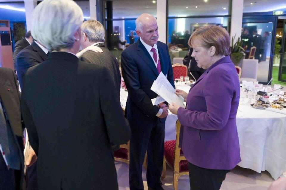Kanclerz Niemiec Angela Merkel rozmawia z greckim premierem George Papandreou i szefową MFW Christine Lagarde. Fot. PAP/EPA