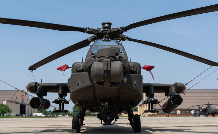 Śmigłowiec Boeing AH-64 Apache w barwach armii amerykańskiej w bazie Maryland w USA / autor: PAP/EPA/ERIC LEE