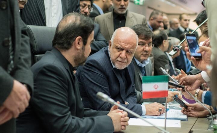 Irański minister do spraw ropy Bijan Zangeneh udziela wywiadu prasie 30 listopada na 171. spotkaniu OPEC w Wiedniu, fot. PAP/EPA/CHRISTIAN BRUNA