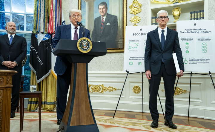 Prezydent Donald Trump i szef Apple Tim Cook w Białym Domu / autor: PAP/ EPA/BONNIE CASH