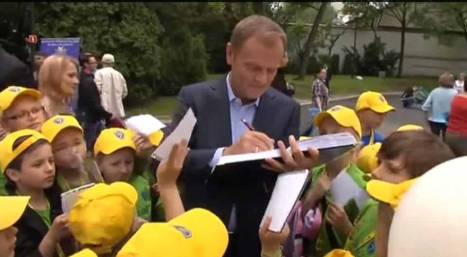Już tylko na spotkaniach z dziećmi premier może uniknąć kłopotów i w spokoju rozdać parę autografów. Fot. kprm.gov.pl / YouTube