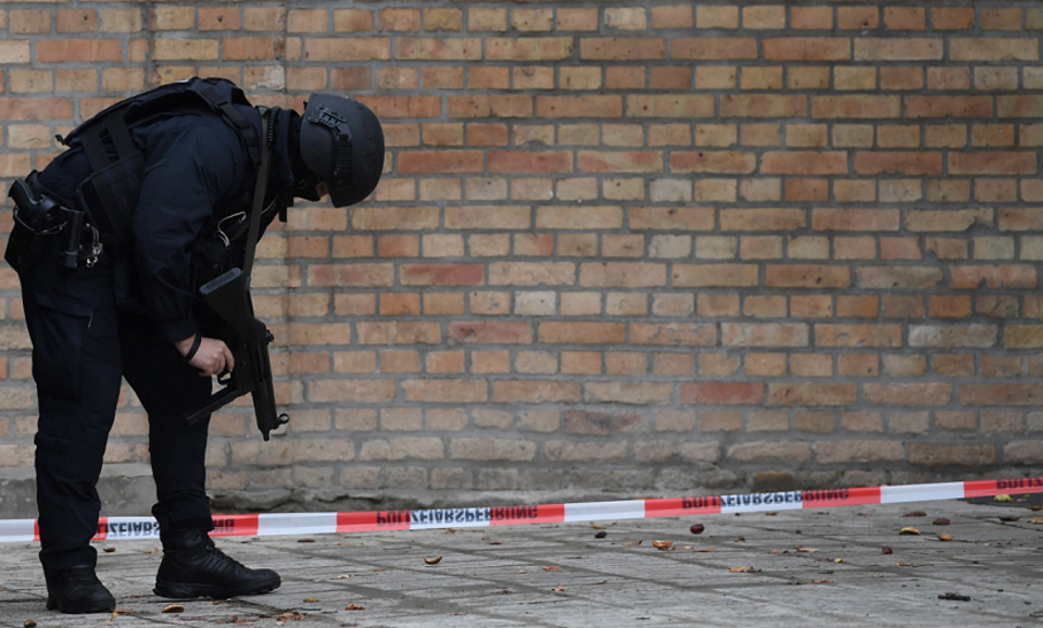 Policja zabezpiecza teren po zamachu w Halle / autor: PAP/EPA