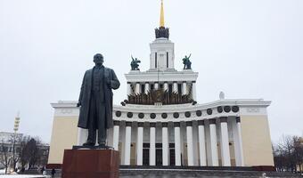 Rosjanie napadli Ukrainę... by stawiać pomniki Lenina!