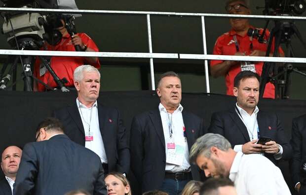 Prezes Polskiego Związku Piłki Nożnej Cezary Kulesza (C) oraz wiceprezes Adam Kaźmierczak (L) i sekretarz Łukasz Wachowski (P) / autor: PAP/Marcin Bielecki