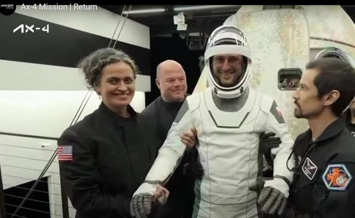 Sławosz Uznański-Wiśniewski po opuszczeniu kapsuły Dragon Grace na pokładzie statku ratowniczego MV Shannon / autor: materiały prasowe Axiom-4 / screen YT
