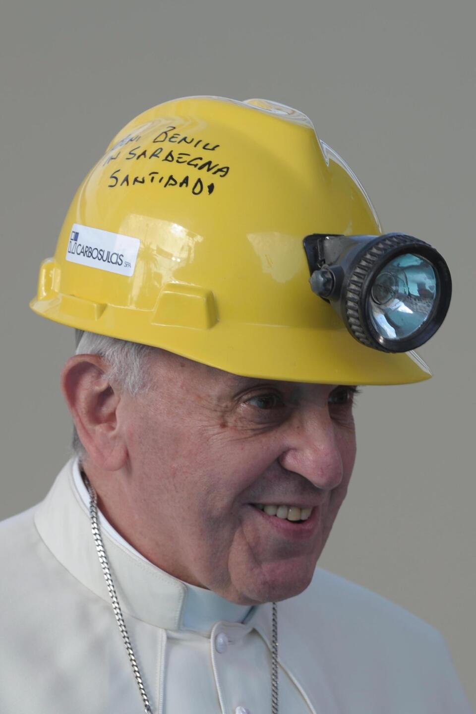 Papież Franciszek w górniczym kasku, Cagliari, stolica Sardynii, PAP/EPA