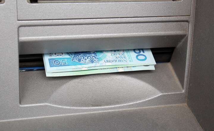 W danych NBP widać trend podwyżek prowizji od usług bankowych / autor: Fratria / MK