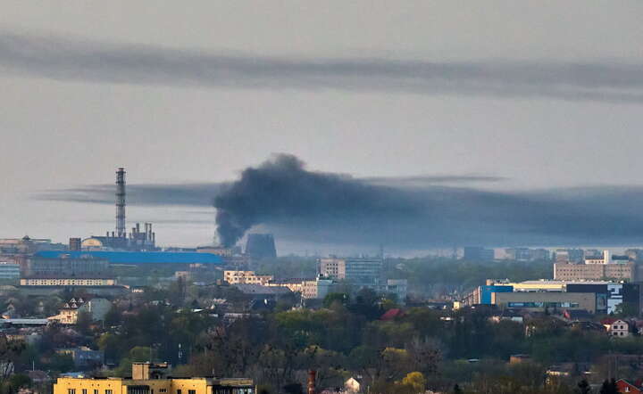 Zmasowany ostrzał Charkowa w czwartek, 11 kwietnia. / autor: SERGEY KOZLOV/EPA/PAP