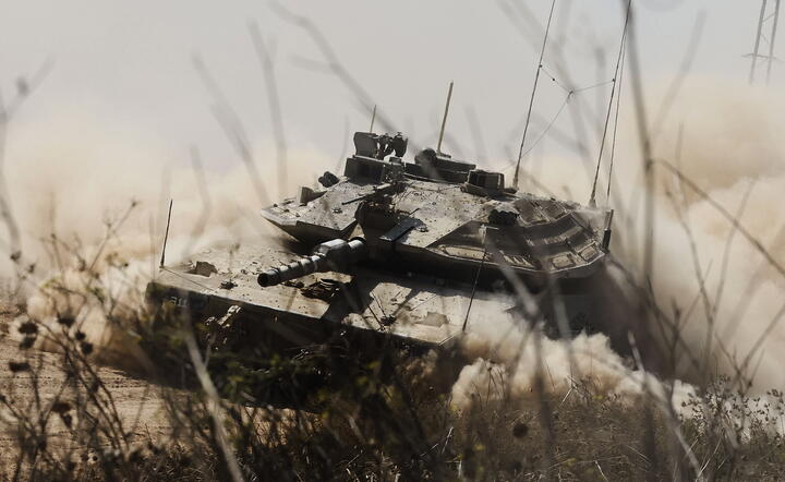 Izraelski czołg podczas walk / autor: PAP/RO