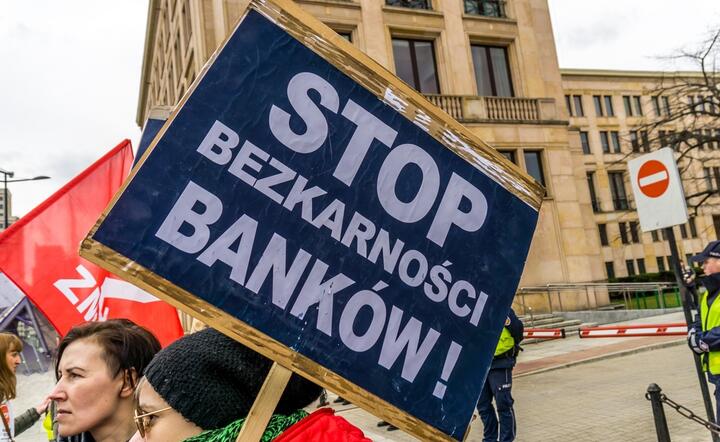 Protest frankowiczów 22 marca 2017 r. przed ministerstwem finansów w Warszawie / autor: fot. Fratria AS