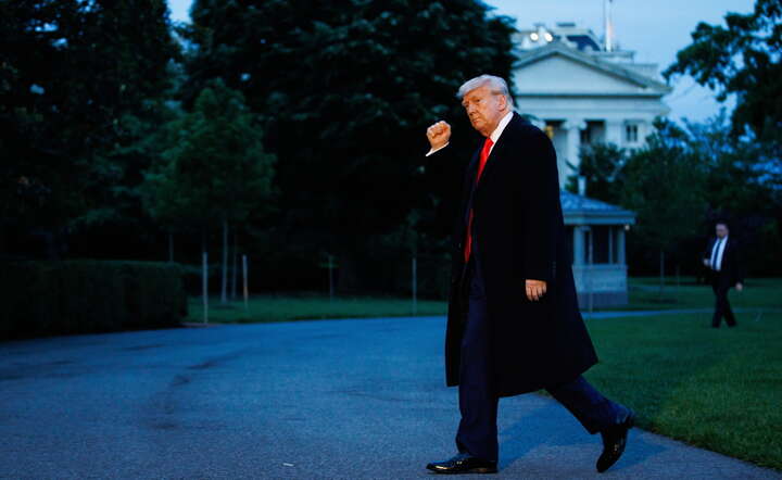 Prezydent USA Donald Trump w Białym Domu / autor: PAP/EPA/SAMUEL CORUM
