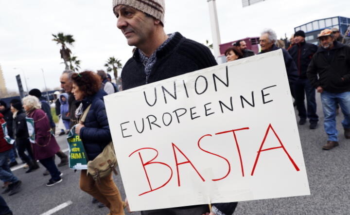 Protest rolników w Nicei: "Dość tej Unii" - głosi transparent  / autor: PAP/EPA/SEBASTIEN NOGIER