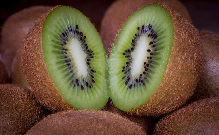 Spożywanie kiwi ze skórką jest możliwe, jednak wymaga dokładnego umycia owocu / autor: Pixabay
