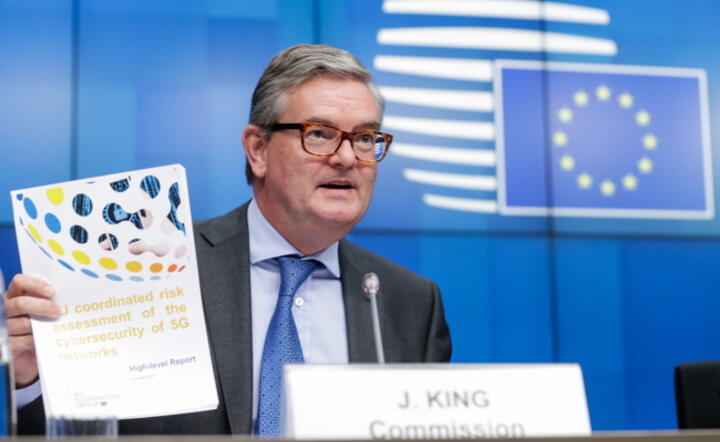 Julian King, brytyjski komisarz UE ds. bezpieczeństwa prezentuje raport UE na temat 5G / autor: PAP/EPA/Stephanie Lecocoqe