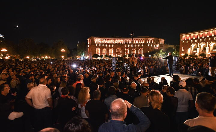 Armenians protest against their government's handling of Nagorno-Karabakh situation / autor: PAP/EPA/NAREK ALEKSANYAN