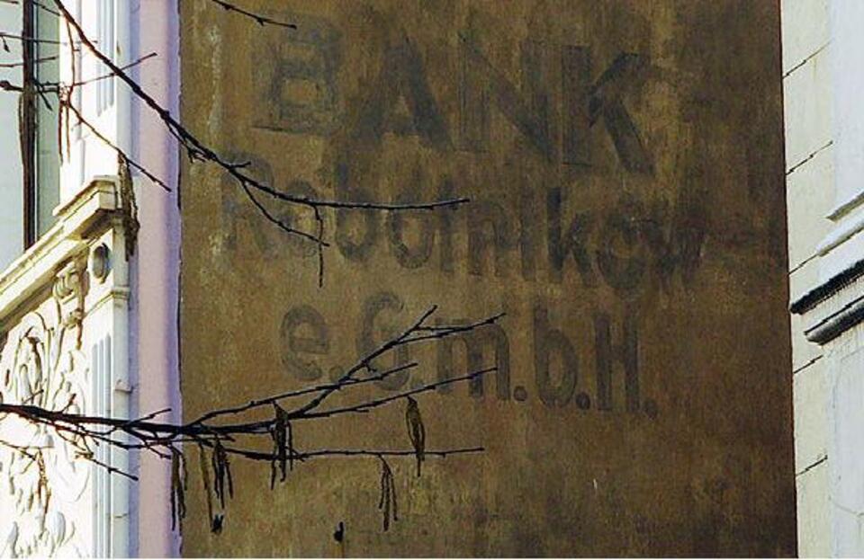 fot. Maschinenjunge - Wikipedia GFDL, cc-by 3.0: napis na murze w Bochum "Bank Robotników"