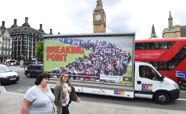 Mobilna reklama zwolenników Brexitu na ulicach Londynu, fot. PAP/EPA/FACUNDO ARRIZABALAGA