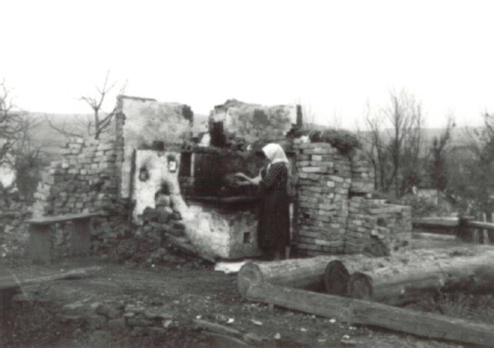 Spalone przez UPA w marcu, kwietniu i listopadzie 1946 miasto Bukowsko, zdjęcie z 1946. Fot. Wikipedia