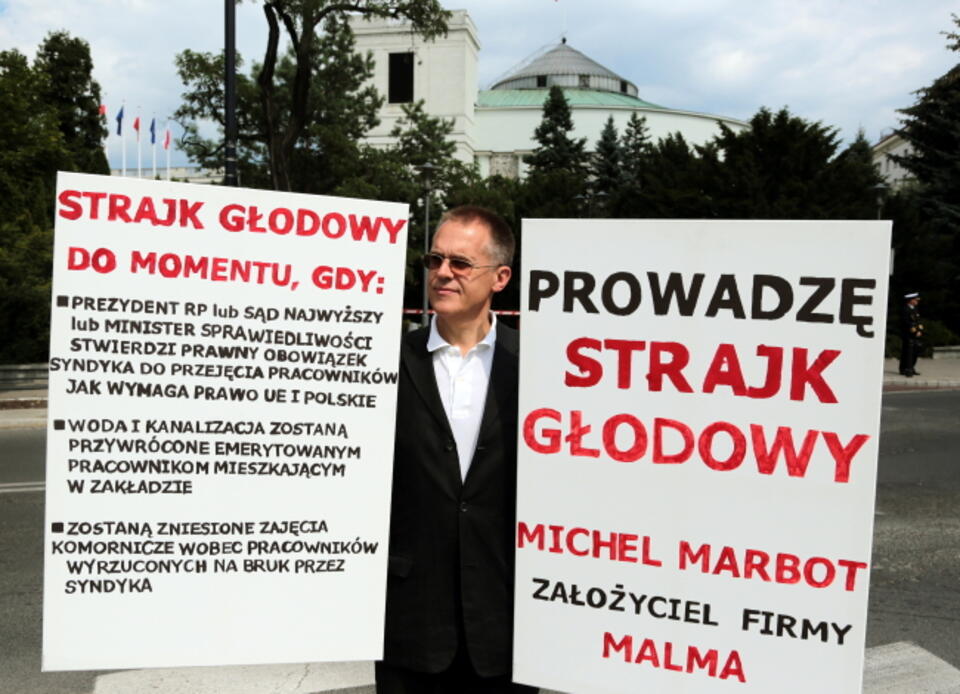 Michel Marbot w czasie protestu głodowego przed Sejmem. Fot. PAP / Tomasz Gzell