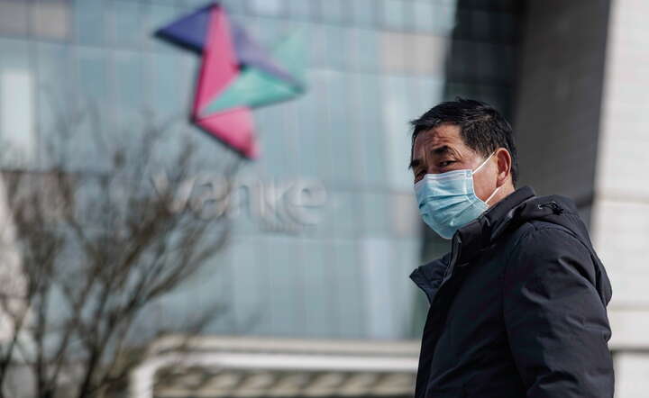Mężczyzna przed centrum handlowym w Szanghaju / autor: Fot. ALEX PLAVEVSKI/EPA/PAP 