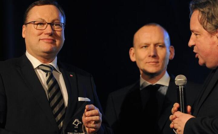 Senator Grzegorz Bierecki odbiera nagrode z rąk Piotra Barełkowskiego, prezesa OPPK. Fot. Adam Chełstowski