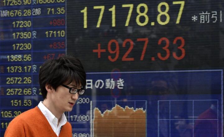 Indeks Nikkei giełdy w Tokio wzrósł dziś  927.33  pkt, czyli o 5.71 proc. w reakcji na deklaracje prezydente-elekta USA, fot. PAP/EPA/FRANCK ROBICHON