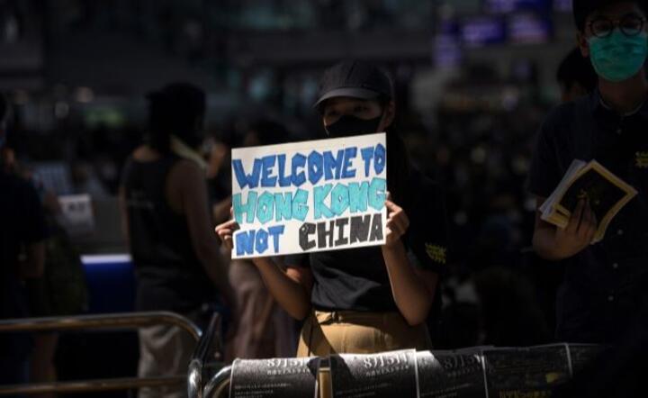 Protest na lotnisku w Hong Kongu / autor: PAP/EPA/JEROME FAVRE
