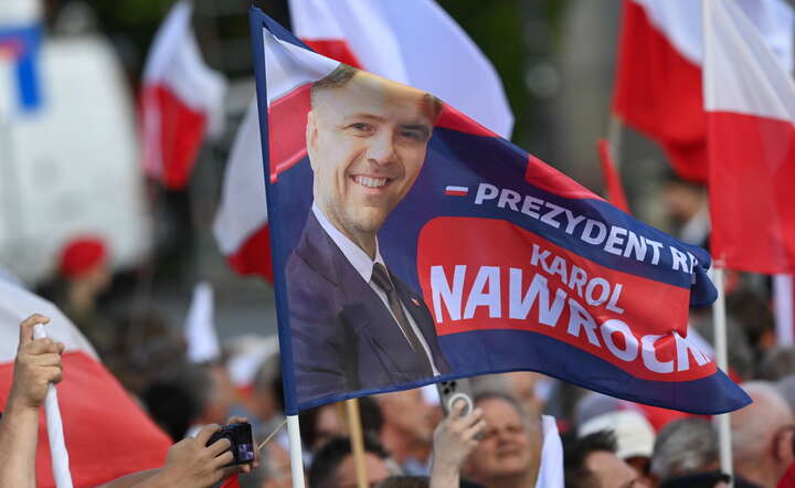 Zwolennicy prezydenta Karola Nawrockiego w oczekiwaniu na uroczystość przyjęcia zwierzchnictwa nad Siłami Zbrojnymi, 6 sierpnia / autor: PAP/Piotr Nowak