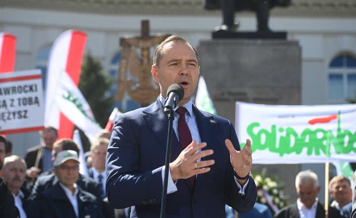 Karol Nawrocki podczas konferencji prasowej pod pomnikiem Wincentego Witosa w Warszawie / autor: PAP/Piotr Nowak