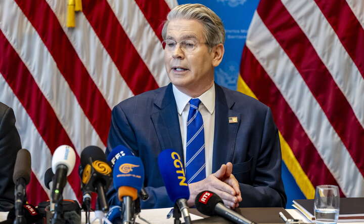 Sekretarz skarbu USA Scott Bessent informuje o wynikach negocjacji z Chinami / autor: PAP/EPA/JEAN-CHRISTOPHE BOTT