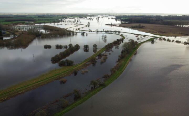 Zdjęcie lotnicze przedstawiające powódź na rzece Wharfe w Tadcaster/Wlk. Brytania/04 stycznia 2024 r. / autor: PAP/EPA/ADAM VAUGHAN