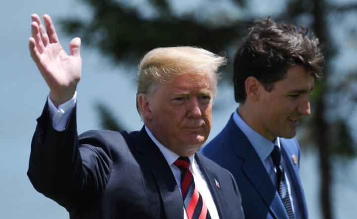 Prezydent USA Donald Trump na szczycie G7 w Kanadzie. Obok premier Kanady Justin Trudeau / autor: fot. PAP/EPA/NEIL HALL